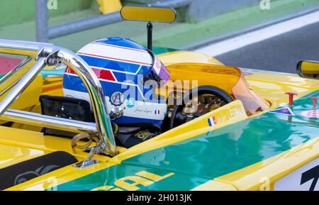 Italien, september 11 2021. Vallelungaklassiker. Der Fahrer des Rennwagens hat die Rückansicht im Prototyp-Kokpit aus nächster Nähe Stockfoto