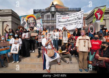 Boston, Massachusetts, USA. Oktober 2021. Kundgebung zur Unterstützung des Tages der indigenen Völker, Boston, Massachusetts, USA. 09 Okt. 2021. Mehr als 500 Indianer und Unterstützer versammelten sich beim Boston Common und marschierten durch das Zentrum von Boston zum Wasser im Christopher Columbus Park. Anfang der Woche unterzeichnete der amtierende Bürgermeister von Boston, Kim Janey, einen Executive Order, der am zweiten Montag im Oktober den „Tag der indigenen Völker“ in Boston vornahm. Im Oktober 2021 haben acht US-Bundesstaaten und Washington D.C. den Tag der indigenen Völker zum Feiertag erklärt. Kredit: Chuck Nacke / Alamy Gutschrift: Chuck Nacke/Alamy Live Stockfoto