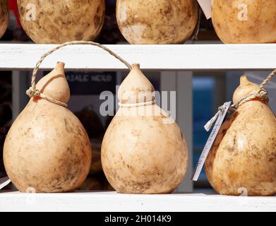 Sammlung von italienischen Käse Provolone oder caciocavallo aus Schaf- oder Kuhmilch in Süditalien hergestellt Stockfoto