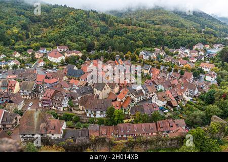 Weinberge und Fachwerkhäuser prägen Kaysersberg im Elsass, Frankreich Stockfoto