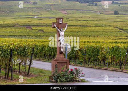 Kruzifix vor den Weinbergen von Kientzheim, Kaysersberg, Frankreich Stockfoto
