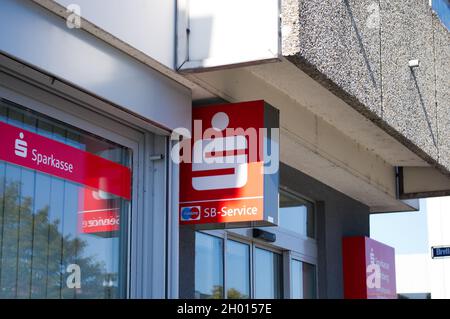 Zeichen der Sparkasse am Geldautomaten Stockfoto