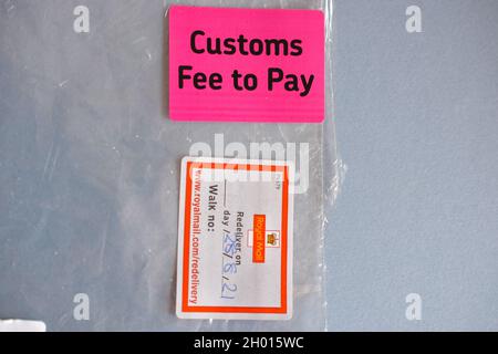 Zollgebühr zur Zahlung von hellen Aufklebern auf Verpackungen von Russland nach Großbritannien. Stockfoto