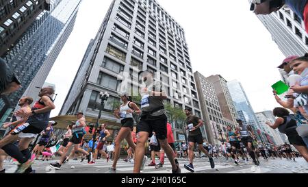 Chicago, Illinois, USA. Oktober 2021. Während des 43. Bank of America Chicago Marathon, Sonntag, 10. Oktober 2021, sind die Läufer auf der State Street in Richtung Süden unterwegs. Schätzungsweise 35,000 Menschen nehmen an dem 26.2 Meilen flachen sogar Kurs Teil, der durch verschiedene Viertel von der Innenstadt bis zu vielen umliegenden Gemeinden in Chicago führt. (Bild: © Pat A. Robinson/ZUMA Press Wire) Stockfoto