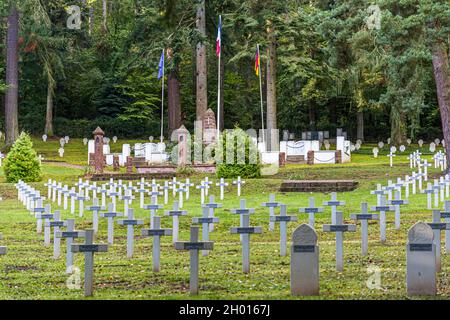 Das zentrale Denkmal der Nécropole nationale de Waldmatt bei Guebwiller in den Vogesen, Elsaß, Frankreich, ist umgeben von den Flaggen Europas, Frankreichs und Deutschlands sowie Reihen weißer Kreuze. Das 1934 eingeweihte Monument erinnert an die 457 gefallenen Soldaten, die auf dem Kriegsfriedhof begraben sind, die meisten von ihnen französische Opfer der Kämpfe von 1914 bis 1918. Stockfoto