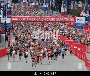 Chicago, Illinois, USA. Oktober 2021. Der 43. Bank of America Chicago Marathon startet, als Tausende von Läufern am Sonntag, den 10. Oktober 2021, auf dem Columbus Drive an einem normalerweise warmen Tag mit einem Höchststand von 82 Grad nach Norden fahren. Schätzungsweise 35,000 Menschen nehmen an dem 26.2 Meilen flachen sogar Kurs Teil, der durch verschiedene Viertel von der Innenstadt bis zu vielen umliegenden Gemeinden in Chicago führt. (Bild: © Pat A. Robinson/ZUMA Press Wire) Stockfoto