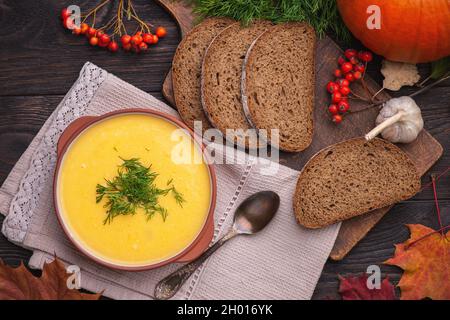 Hausgemachte Kürbissuppe auf Holzhintergrund. Stockfoto