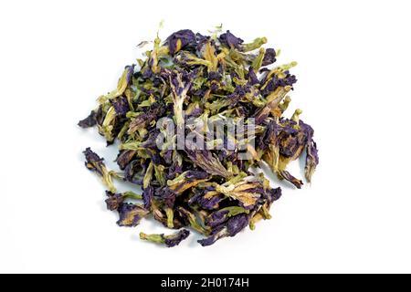 Anchan trocken auf weißem Hintergrund Draufsicht. Anchan, auch als Blauer Tee bekannt, ist die getrockneten Knospen der krautigen Rebsorte Clitoria ternatea Stockfoto