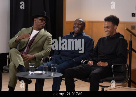 Drei Generationen professioneller Fußballspieler treffen sich, um über Fußball, Leben und Familie zu sprechen. Ian Wright, Shaun Wright-Phillips und DMargio Wright-Phillips Stockfoto