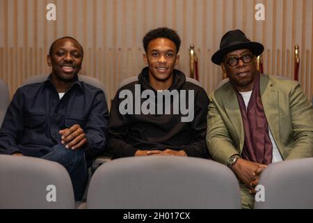 Drei Generationen professioneller Fußballspieler treffen sich, um über Fußball, Leben und Familie zu sprechen. Ian Wright, Shaun Wright-Phillips und DMargio Wright-Phillips Stockfoto