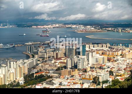 Erhöhter Blick auf einen Teil der Stadt Gibraltar mit Blick auf den Hafen und den Hafen zur CEPSA-Raffinerie Gibraltar-San Roque, der größten in Iberien. Stockfoto