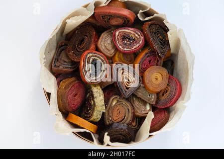 Fruchtmarmelibe verschiedener Art auf weißem Hintergrund Draufsicht. Zuckerfreie Fruchtpaste. Fruchtbonbons in Form von Brötchen. Stockfoto