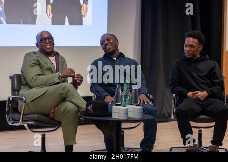 Drei Generationen professioneller Fußballspieler treffen sich, um über Fußball, Leben und Familie zu sprechen. Ian Wright, Shaun Wright-Phillips und DMargio Wright-Phillips Stockfoto