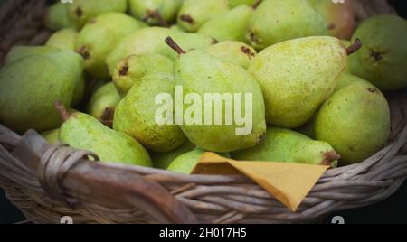 Bio-Birnen zum Verkauf auf einem lokalen Markt in italien Stockfoto