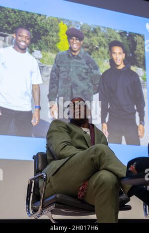 Drei Generationen professioneller Fußballspieler treffen sich, um über Fußball, Leben und Familie zu sprechen. Ian Wright, Shaun Wright-Phillips und DMargio Wright-Phillips Stockfoto