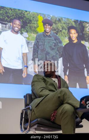 Drei Generationen professioneller Fußballspieler treffen sich, um über Fußball, Leben und Familie zu sprechen. Ian Wright, Shaun Wright-Phillips und DMargio Wright-Phillips Stockfoto