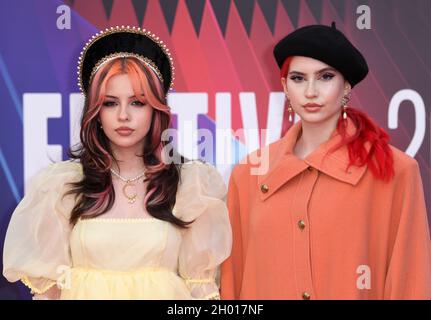 Oktober 2021. London, Großbritannien. Charlotte Roberts und Abby Roberts bei der französischen Gala-Premiere im Rahmen des BFI London Film Festival in der Royal Festival Hall. Quelle: Doug Peters/EMPICS/Alamy Live News Stockfoto