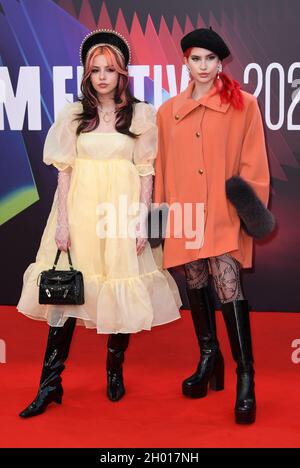 Oktober 2021. London, Großbritannien. Charlotte Roberts und Abby Roberts bei der französischen Gala-Premiere im Rahmen des BFI London Film Festival in der Royal Festival Hall. Quelle: Doug Peters/EMPICS/Alamy Live News Stockfoto