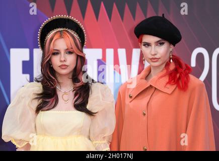 Oktober 2021. London, Großbritannien. Charlotte Roberts und Abby Roberts bei der französischen Gala-Premiere im Rahmen des BFI London Film Festival in der Royal Festival Hall. Quelle: Doug Peters/EMPICS/Alamy Live News Stockfoto