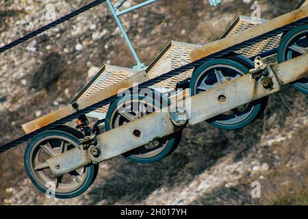 Santorini Island, Fira, Griechenland - 08. Oktober 2021 die Seilbahn bietet einen sicheren Transport vom alten Hafen nach Fira. Touristen nutzen es auch nur, um t zu bewundern Stockfoto