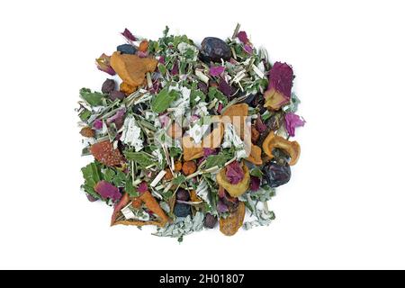 Kräutertee mit Apfelstücken und getrockneten Himbeeren auf weißem Hintergrund, Draufsicht. Trockene Himbeerblätter, Beeren, Rosenblüten, getrocknete Früchte für m Stockfoto