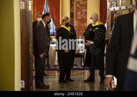 Jerusalem, Israel. Oktober 2021. Bundeskanzlerin Angela Merkel trifft sich mit Uri Sivan, der Präsidentin der Technischen Universität Haifa, vor dem Beginn ihrer Ehrendoktorwürde am 10. Oktober in Jerusalem. 2021.die Universität sagte, dass die Promotion für Merkels "starke und fortwährend Unterstützung für den Staat Israel und ihren unerbittlichen Kampf gegen Antisemitismus und Rassismus" verliehen wird. . Poolfoto von Heidi Levine/UPI Credit: UPI/Alamy Live News Stockfoto