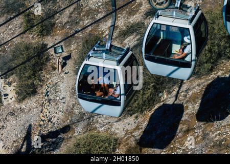 Santorini Island, Fira, Griechenland - 08. Oktober 2021 die Seilbahn bietet einen sicheren Transport vom alten Hafen nach Fira. Touristen nutzen es auch nur, um t zu bewundern Stockfoto