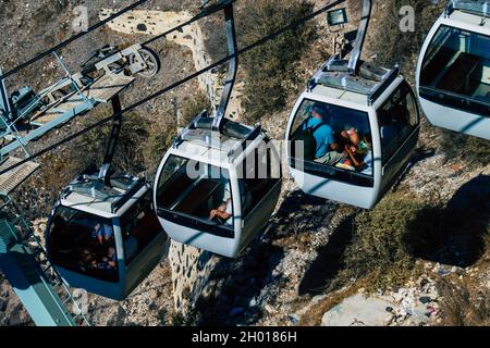 Santorini Island, Fira, Griechenland - 08. Oktober 2021 die Seilbahn bietet einen sicheren Transport vom alten Hafen nach Fira. Touristen nutzen es auch nur, um t zu bewundern Stockfoto