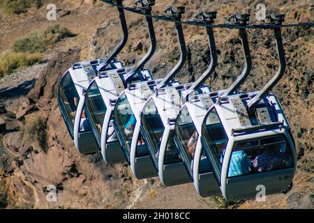 Santorini Island, Fira, Griechenland - 08. Oktober 2021 die Seilbahn bietet einen sicheren Transport vom alten Hafen nach Fira. Touristen nutzen es auch nur, um t zu bewundern Stockfoto