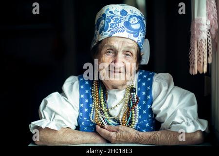 Porträt einer älteren Frau in ethnischer russischer oder ukrainischer Kleidung. Stockfoto