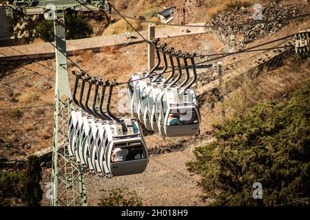 Santorini Island, Fira, Griechenland - 08. Oktober 2021 die Seilbahn bietet einen sicheren Transport vom alten Hafen nach Fira. Touristen nutzen es auch nur, um t zu bewundern Stockfoto