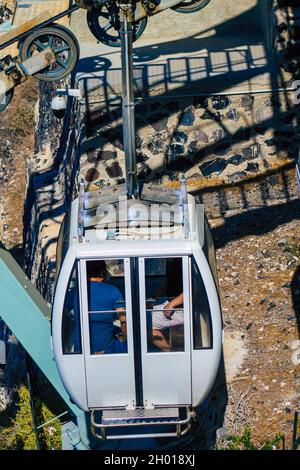 Santorini Island, Fira, Griechenland - 08. Oktober 2021 die Seilbahn bietet einen sicheren Transport vom alten Hafen nach Fira. Touristen nutzen es auch nur, um t zu bewundern Stockfoto