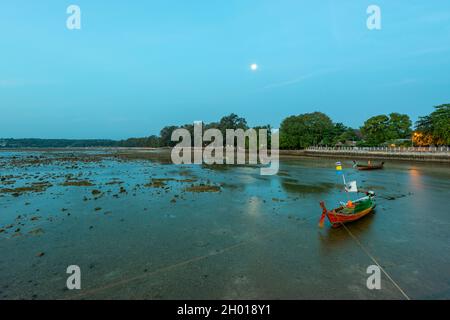 Langzeitbelichtung mit Langschwanz-Booten vor der Küste von Rawai auf der Insel Phuket in Thailand Stockfoto