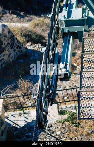 Santorini Island, Fira, Griechenland - 08. Oktober 2021 die Seilbahn bietet einen sicheren Transport vom alten Hafen nach Fira. Touristen nutzen es auch nur, um t zu bewundern Stockfoto