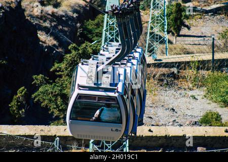 Santorini Island, Fira, Griechenland - 08. Oktober 2021 die Seilbahn bietet einen sicheren Transport vom alten Hafen nach Fira. Touristen nutzen es auch nur, um t zu bewundern Stockfoto