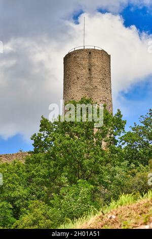 Turm der deutschen Burgruine und Restaurant namens Strahlenburg im Odenwald in Schriesheim Stadt Stockfoto