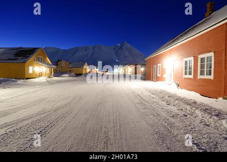 Dunkler Tag im polaren Winter auf Spitzbergen. Ny Ålesund, Svalbard, Norwegen Stockfoto