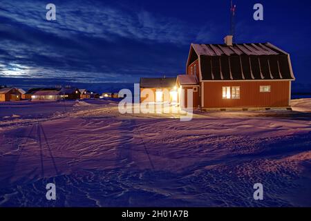Dunkle Jahreszeit im polaren Winter auf Spitzbergen. Ny Ålesund, Svalbard, Norwegen Stockfoto
