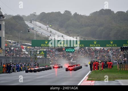 Istanbul, Türkei. Oktober 2021. Startaufstellung, F1 Grand Prix der Türkei im Intercity Istanbul Park am 10. Oktober 2021 in Istanbul, Türkei. (Foto von HOCH ZWEI) Quelle: dpa/Alamy Live News Stockfoto
