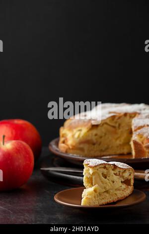 Frisch gebackene hausgemachte Apfeltarte auf einer Platte Stockfoto