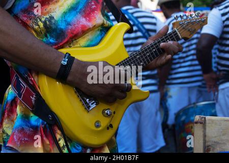 Salvador, Bahia, Brasilien - 06. Februar 2016: Tanzende Menschen in den engen Gassen von Pelourino beim Karneval des Jahres 2016 in Salvador, Bahia. Stockfoto