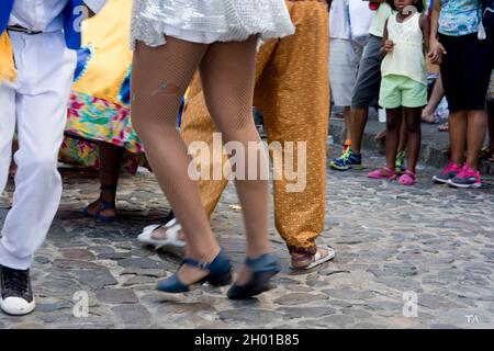 Salvador, Bahia, Brasilien - 06. Februar 2016: Tanzende Menschen in den engen Gassen von Pelourino beim Karneval des Jahres 2016 in Salvador, Bahia. Stockfoto