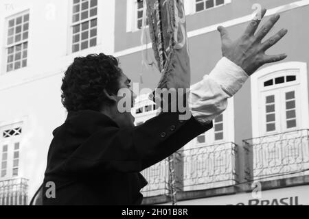 Salvador, Bahia, Brasilien - 06. Februar 2016: Tanzende Menschen in den engen Gassen von Pelourino beim Karneval des Jahres 2016 in Salvador, Bahia. Stockfoto