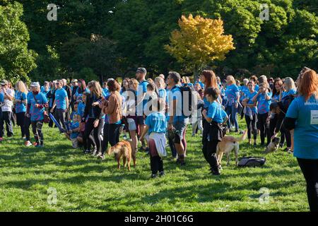 Wohltätigkeitswanderer bei einem Gedächtnisspaziergang im Bute Park, Cardiff, um Geld für die Erforschung der Alzheimer-Krankheit zu sammeln Stockfoto