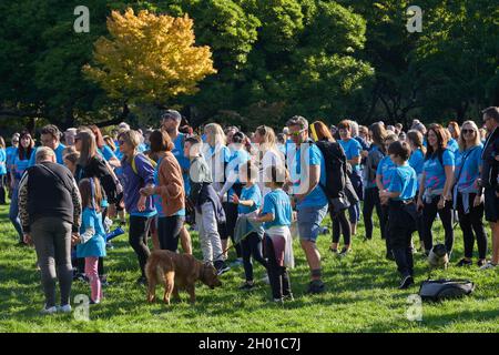 Wohltätigkeitswanderer bei einem Gedächtnisspaziergang im Bute Park, Cardiff, um Geld für die Erforschung der Alzheimer-Krankheit zu sammeln Stockfoto