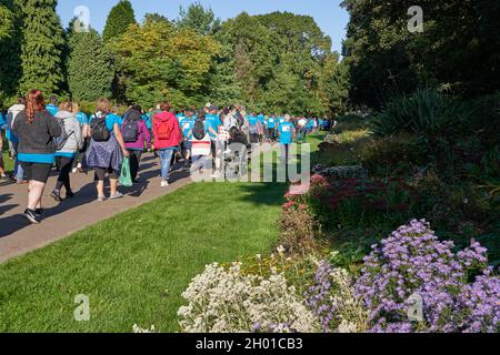 Wohltätigkeitswanderer bei einem Gedächtnisspaziergang im Bute Park, Cardiff, um Geld für die Erforschung der Alzheimer-Krankheit zu sammeln Stockfoto