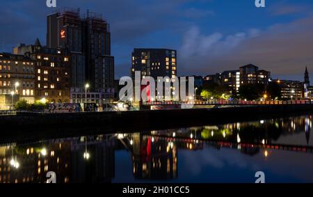 Eine nächtliche Stadtansicht der Portland Street Suspension Bridge (Glasgow) und der umliegenden Gebäude. Aufnahme von der A77 Road am 4. Oktober 2021. Stockfoto