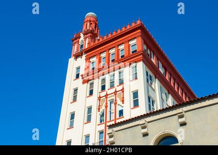 Das historische Gebäude aus dem Jahr 24 Cathedral Place wurde 1928 im spanischen Kolonialstil in der Innenstadt von St. Augustine, Florida, FL, USA, erbaut. Dieses Gebäude war Wacho Stockfoto