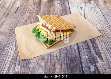 Veganes Sandwich mit Kartoffelkäse, eifreier Mayonnaise, Tomate, reifer Avocado und Spinat Stockfoto