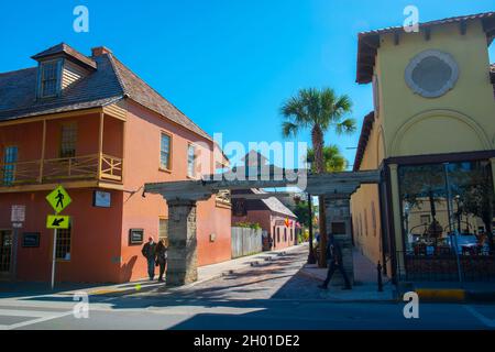 Tor zur historischen Aviles Street in der King Street im historischen Zentrum von St. Augustine, Florida FL, USA. Stockfoto